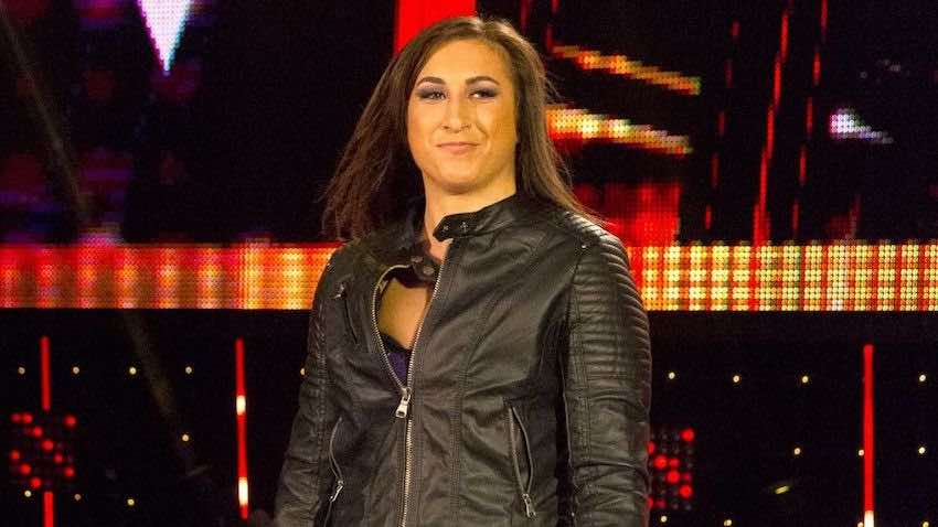 Does Rachael Ellering have a binding agreement with either AEW or ROH?